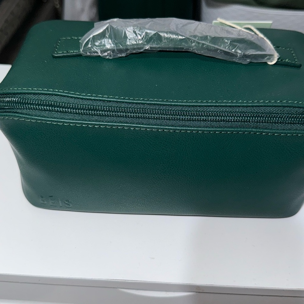 COPY - BÉIS The Wicked Toiletry Kit In Wicked Green - Picture 7 of 8